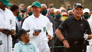 Definitiv einer der größten Aufreger: Wayne Player bemüht sich um Schleichwerbung bei der Eröffnungszeremonie in Augusta. (Foto: Getty)