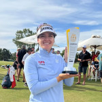 Historischer Sieg: Hannah Green zeigt ihre Trophäe. (Foto: Twitter/@PGAofAustralia)