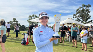 Historischer Sieg: Hannah Green zeigt ihre Trophäe. (Foto: Twitter/@PGAofAustralia)