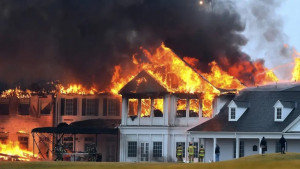 Auch die Feuerwehr konnte den Brand nicht mehr rechtzeitig löschen. (Foto: Twitter/@PeterFinchGolf)