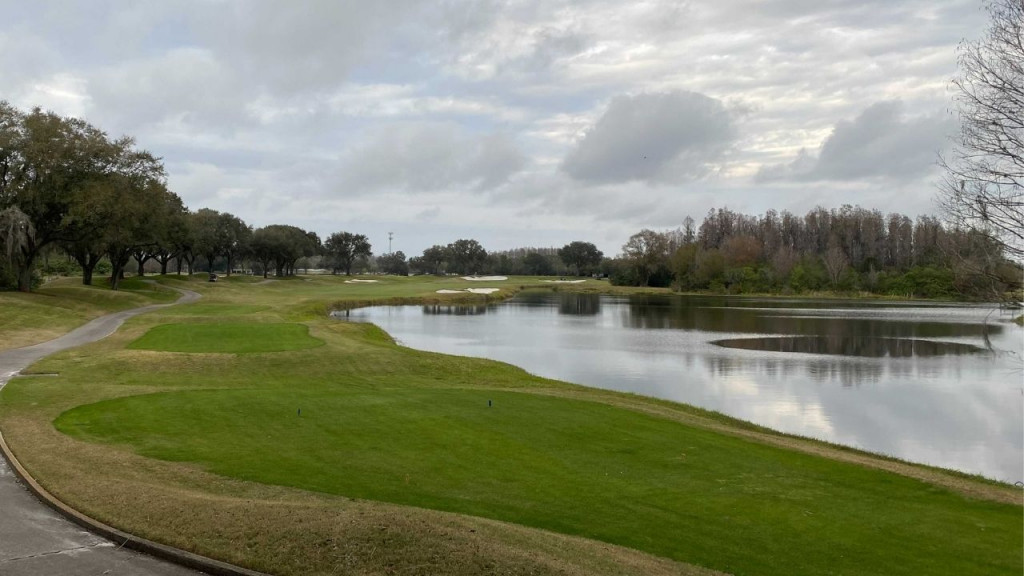 Das Schlussloch bietet das typische Bild aus gewaltigem Wasserhindernis, Baumreihe und schwierigen Winkeln für die hinteren Tee-Boxen. (Foto: Golf Post)