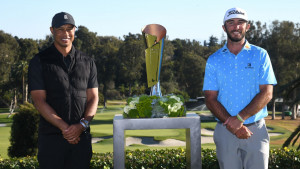 Tiger Woods überreichte Max Homa im vergangenen Jahr die Trophäe des Genesis Invitational: Ein Moment, der Max Homa noch immer berührt. (Foto: Getty)