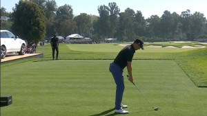 Justin Thomas wollte gerade abschlagen, als Collin Morikawa auf den Abschlag lief. (Foto: Getty)