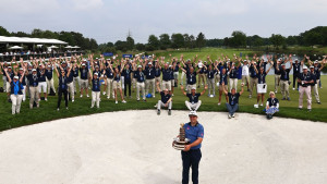 Wer als Volunteer bei der Porsche European Open mithilft, genießt einige Vorzüge - und darf am Ende sogar mit aufs Siegerfoto! (Foto: PEO)