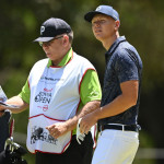 Die Absprachen zwischen Matti Schmid und seinem Caddy auf der European Tour scheinen in dieser Woche zu funktionieren. (Foto: Getty)