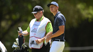 Die Absprachen zwischen Matti Schmid und seinem Caddy auf der European Tour scheinen in dieser Woche zu funktionieren. (Foto: Getty)