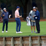 Viktor Hovland und Daniel Berger diskutieren bei der Players Championship mit Schiedsrichter Gary Young. (Foto: Getty)