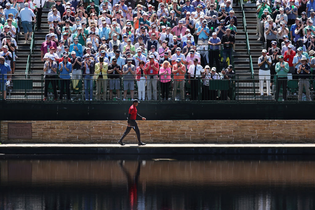 Tiger Woods auf dem Weg zum 15. Grün. (Foto: Getty)