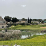 Blick auf's 18. Grün vom Abschlag von Loch 9. Im Hintergrund das Clubhaus mit dem einladenden Innenhof. (Foto: Lorenz Gräf)