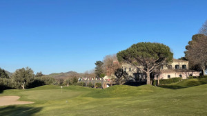 Bahn 18 spielt sich bergab und belohnt mit einem super Blick auf das Clubhaus. (Foto: Golf Post)