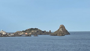 Direkt bei Aci Trezza finden sich riesige Lavabrocken im Meer. Der Sage nach wurden sie von dem Zyklopen dorthin geworfen, der Odysseus treffen wollte. (Foto: Golf Post)