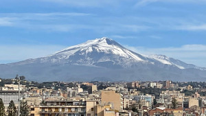 Von Catania kommend dominiert der Ätna den Horizont. Der mächtige Berg ist Fluch und Segen für die Region. (Foto: Golf Post)