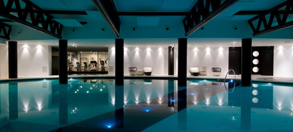 Indoor Pool mit Blick in das Gym (Foto: Argentario Golf & Wellness Resort)