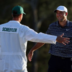 Scottie Scheffler und sein Caddie Ted Scott feiern den Masters-Sieg (Foto: Getty).