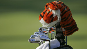 Kaufrausch zum Saisonstart: Wenn Tiger Woods den Putter-Kauf rechtfertigt. (Foto: Getty)