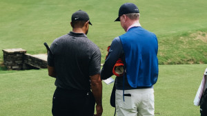 Tiger Woods und Cary Cozby bei einer Proberunde in Southern Hills, die weitestgehend geheim gehalten wurde. (Foto: Twitter/@PGA)