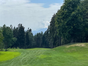 Golfclub Petersberg Bahn 15 mit Blick auf's Gebirge (Foto: Golf Post)