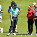 Rory McIlroy und Justin Thomas beraten sich mit den Offiziellen, nachdem sich ihre Bälle berührt haben. (Foto: Getty)