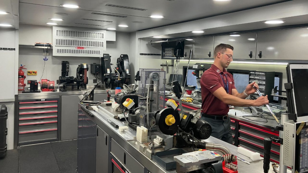 In der Werkstatt bereitet Andy gerade Schäfte vor, die für Wedges benötigt werden. (Foto: Golf Post)