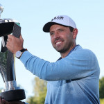 Charl Schwartzel mit der ersten Trophäe der LIV Golf Invitational Series. (Foto: Getty)