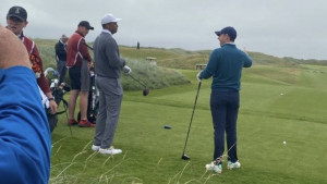 Tiger Woods und Rory McIlroy spielen gemeinsam in Vorbereitung auf die British Open 2022. (Foto: Twitter/@RMTracker)