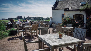 Der Biergarten des Jigger Inn - nur eine der zahlreichen Möglichkeiten, in St. Andrews einzukehren. (Foto: Instagram/@wheregolfbegan)