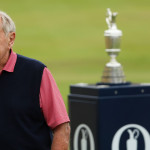 Jack Nicklaus in St. Andrews vor der Trophäe der British Open 2022. (Foto: Getty)