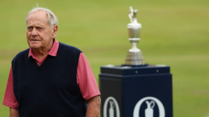 Jack Nicklaus in St. Andrews vor der Trophäe der British Open 2022. (Foto: Getty)