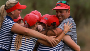 Ein Coach feiert mit seiner Damen-Mannschaft. (Foto: Twitter/@NCAAGolf_)