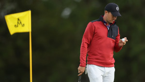 Zu früh aufgehoben: Jordan Spieth wird am 14. Grün disqualifiziert. (Foto: Getty)