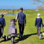 Jung und Alt gemeinsam auf dem Golfplatz beim "1. Generationen Cup Wittenbeck". (Foto: Generationen Cup Wittenbeck)