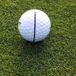 Markierungen auf dem Golfball helfen nicht nur beim Putten. (Foto: unsplash.com/Robert Ruggiero)