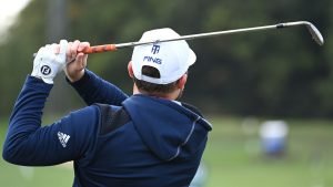 Mit einem Hoodie auf dem Golfplatz durch die kalte Jahreszeit. (Foto: Getty)