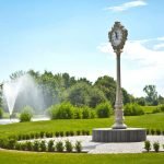 Der Schlossplatz des GC Schloss Miel im Golfkalender 2023.