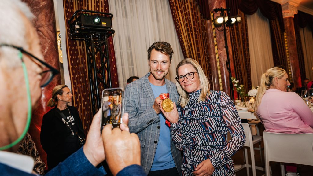 Ein sympathischer Olympiasieger und Medaillen zum Anfassen - Rodel-Olympiasieger Johannes Ludwig beim Deka Golf-Cup Bundesfinale (Foto: Deka/Kuberski)