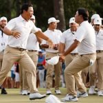 Tom Kim feiert mit Si Woo Kim nach dem wichtigen Sieg gegen Cantlay und Schauffele beim Presidents Cup 2022. (Foto: Getty)