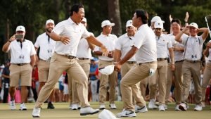 Tom Kim feiert mit Si Woo Kim nach dem wichtigen Sieg gegen Cantlay und Schauffele beim Presidents Cup 2022. (Foto: Getty)
