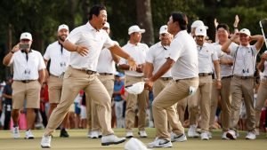 Tom Kim feiert mit Si Woo Kim nach dem wichtigen Sieg gegen Cantlay und Schauffele beim Presidents Cup 2022. (Foto: Getty)