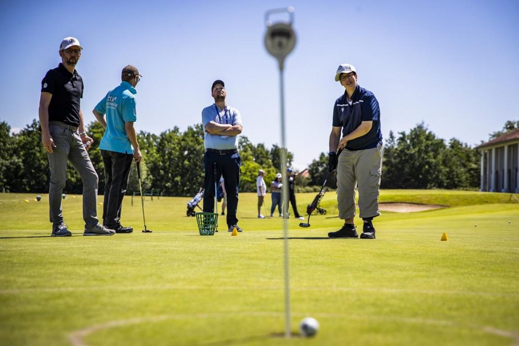 Special Olympics Athlet Lukas Kollmeyer (rechts) bei den Nationalen Spielen Berlin 2022 auf dem Golfplatz in Bad Saarow.