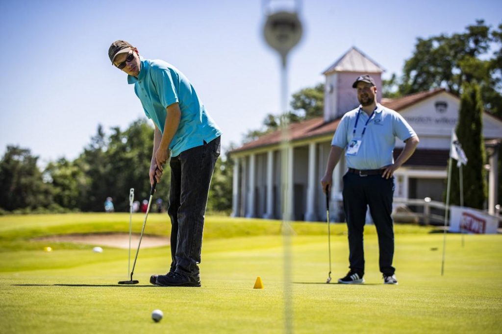 Special Olympics Athlet Niklas Bock (links) bei den Nationalen Spielen Berlin 2022 auf dem Golfplatz in Bad Saarow. (Foto: Sarah Rauch / LOC)