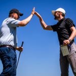 Special Olympics Athlet Matthias Schott (links) klatscht mit Stefan Waas (rechts, Deutscher Golf Verband) bei den Nationalen Spielen Berlin 2022 ab. (Foto: Sarah Rauch / LOC)