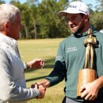 Jay Monahan, Boss der PGA Tour, überreicht Cameron Young die Trophäe als "Rookie of the Year". (Foto: Getty)