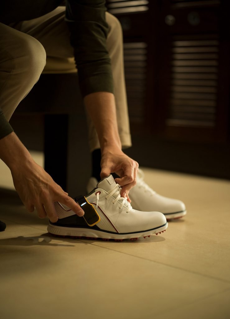 Komfortabel am Schuh: die BAL.ON Smart Pods übertragen die Druckdaten während des Schwungs und synchron zum Video am Smartphone.