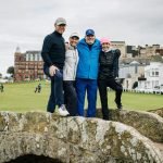 Teilnehmerinnen und Teilnehmer des Porsche Golf Circle Events auf der Swilcan Bridge des Old Course (Foto: Porsche AG)
