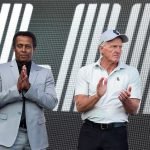 Greg Norman (re., hier mit LIV Golf Managing Director Majed Al Sorour) muss zwei seiner Top-Manager bei LIV Golf ziehen lassen.