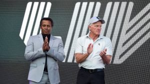 Greg Norman (re., hier mit LIV Golf Managing Director Majed Al Sorour) muss zwei seiner Top-Manager bei LIV Golf ziehen lassen.