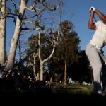 Tiger Woods schlägt im Riviera Country Club ab. (Foto: Getty)