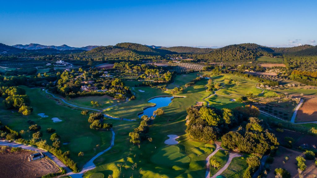 Der Blick landeinwärts über das Pula Golf Resort Mallorca in den Abendstunden.