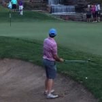 Dieser Amateut hatte mit der Lage seines Balles durchaus zu kämpfen. (Foto: Twitter @GolfMonthly)