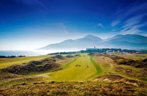 Wunderschöne Panormaaufnahme vom Royal County Down Golfplatz in Nordirland (Quelle: Tourism Ireland)